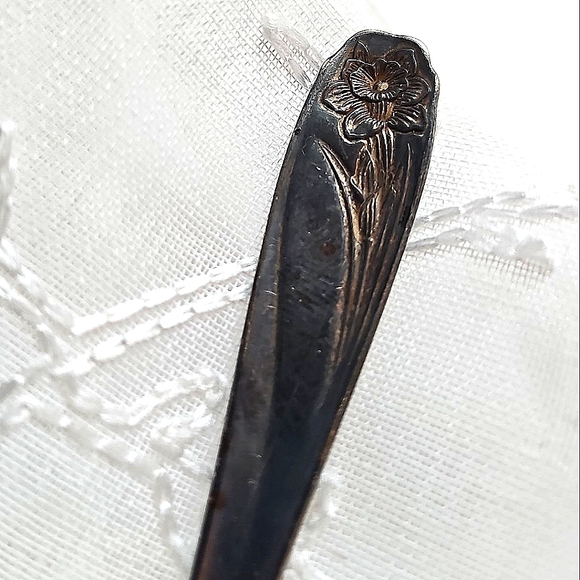 Vintage 1847 Rogers Bros Daffodil Silver Plated Fork, Spring Daffodil Pattern - Picture 8 of 12